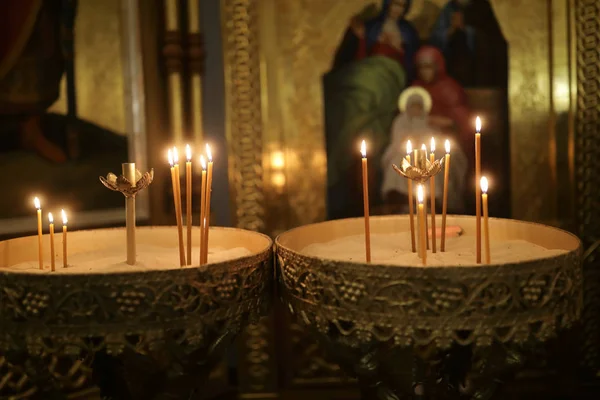 Velas iluminadas na igreja — Fotografia de Stock