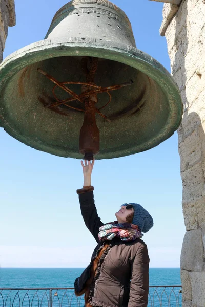 Γυναίκα που αγγίζει τον Τσερσονέσους καμπάνα — Φωτογραφία Αρχείου