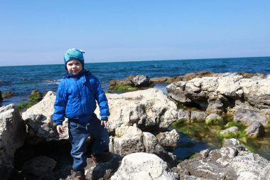 Karadeniz kıyısında poz veren çocuk
