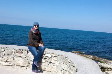 Sivastopol seti üzerinde bir kadın