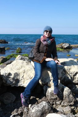 Karadeniz kıyısında poz veren kadın