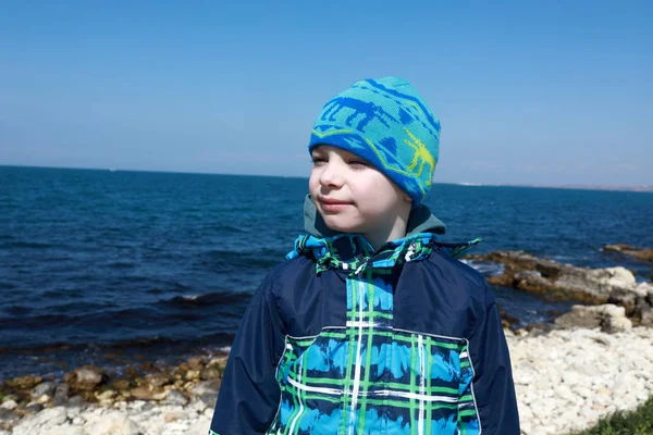 Child posing on black sea background — Stock Photo, Image