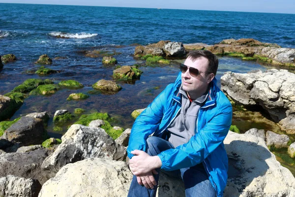 Karadeniz kıyısındaki adam — Stok fotoğraf