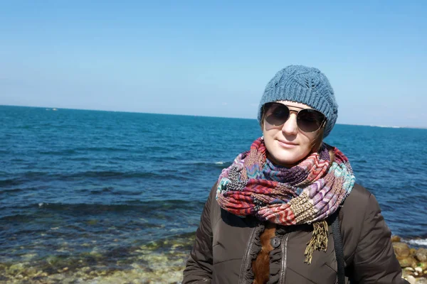 Frau posiert auf schwarzem Meer Hintergrund — Stockfoto