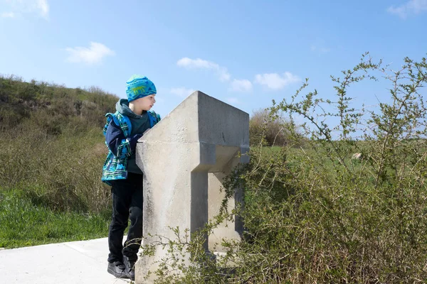 Chłopiec patrzy na opis zabytków Chersonese — Zdjęcie stockowe