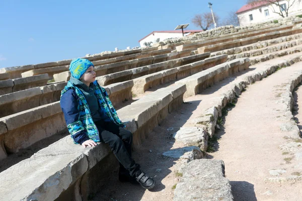 Niño en teatro antiguo en Chersonesos —  Fotos de Stock