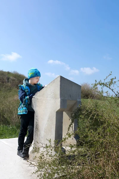Dziecko patrzy na opis zabytków Chersonese — Zdjęcie stockowe