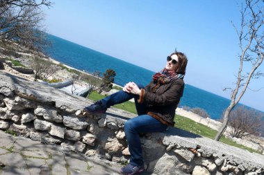 Chersonesos seti üzerinde bir kadın.