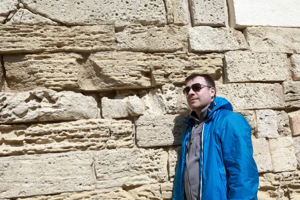 Mann auf Hintergrund der Steinmauer — Stockfoto