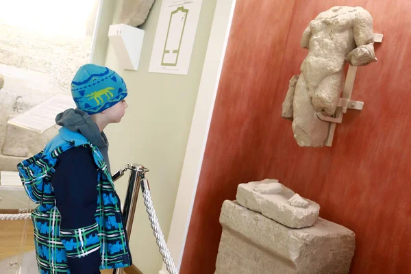 Bambino nel museo archeologico — Foto Stock