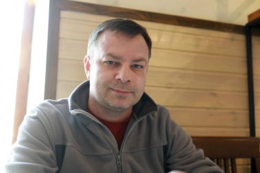 Restoranda poz veren adam