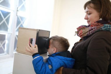 Stereoskopta slaytları izleyen aile