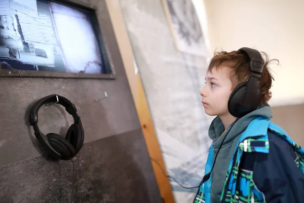 Kid i hörlurar titta på film — Stockfoto