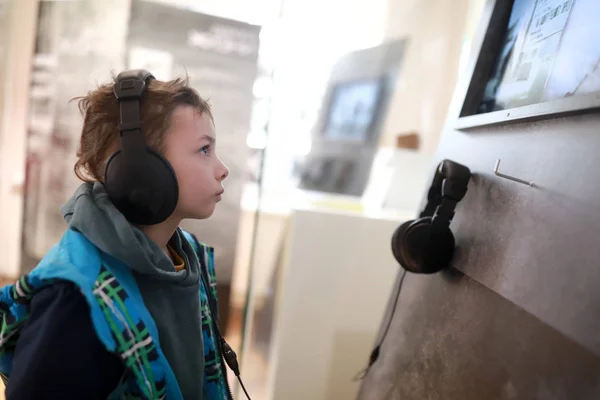 Niño en auriculares viendo la película — Foto de Stock