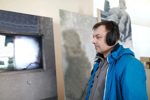 Man in headphones watching movie — Stock Photo, Image