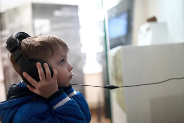 Niño en auriculares viendo la película — Foto de Stock