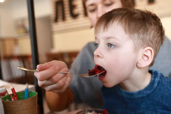 Child eating salad of beetroot — Stock Photo, Image