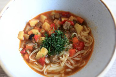 Beyaz kase de Laghman