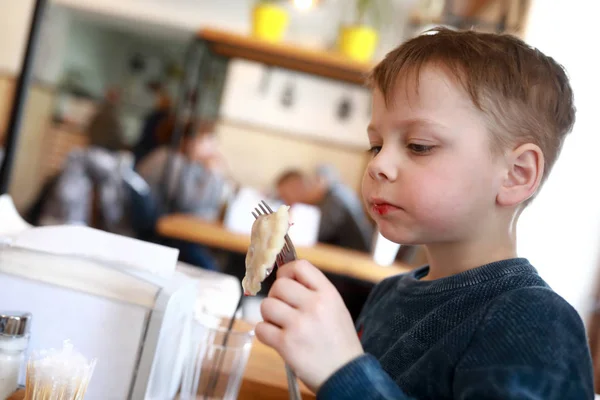 Ragazzo mangiare gnocchi di ciliegie — Foto Stock