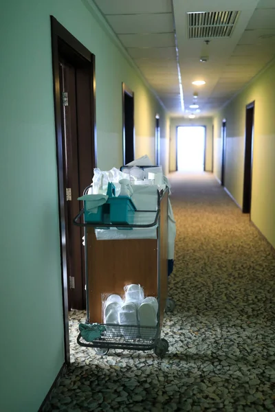 Cleaning cart in hotel corridor — Stock Photo, Image