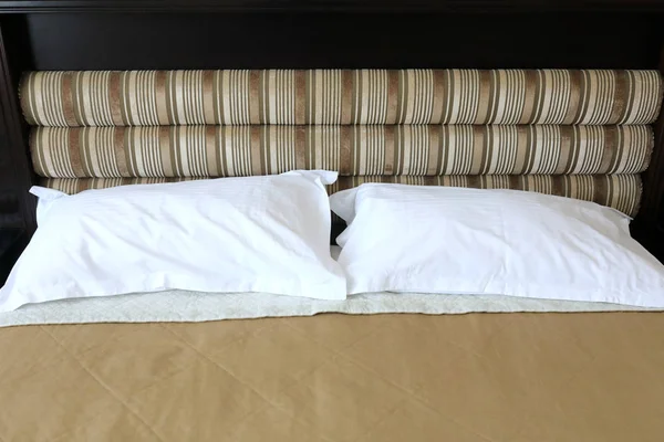 Детали двуспальной кровати — стоковое фото