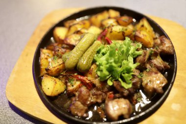 Kızarmış domuz ve patates.