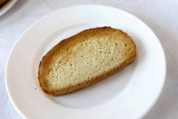 Fetta di pane tostato su piatto — Foto Stock