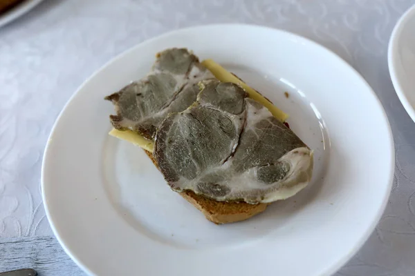 Тост с сыром и вареной свининой — стоковое фото