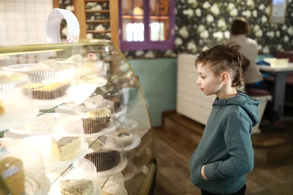 Pojken att välja tårta — Stockfoto