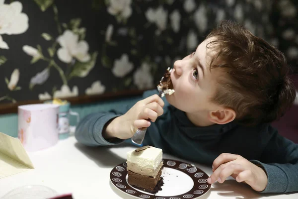 小孩吃蛋糕 — 图库照片