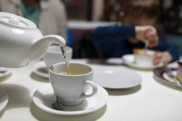 Person pouring green tea — Stock Photo, Image