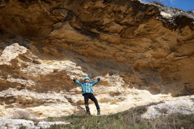 Mağaranın arka planında poz veren çocuk