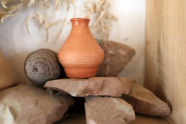 Maceta de arcilla sobre piedras — Foto de Stock