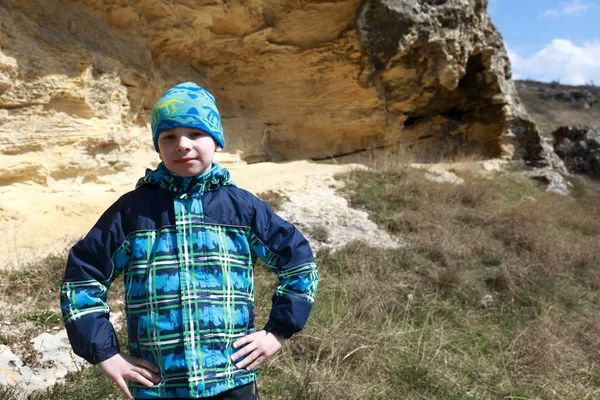 Criança posando no fundo da caverna — Fotografia de Stock