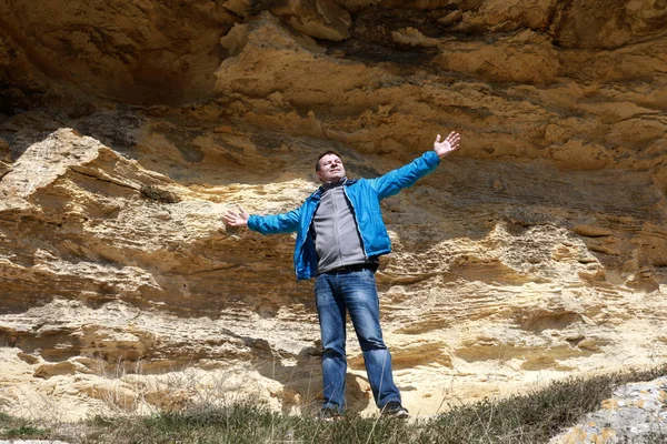 Homem posando no fundo da caverna — Fotografia de Stock