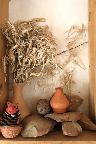 Maceta sobre piedras en estante de madera — Foto de Stock