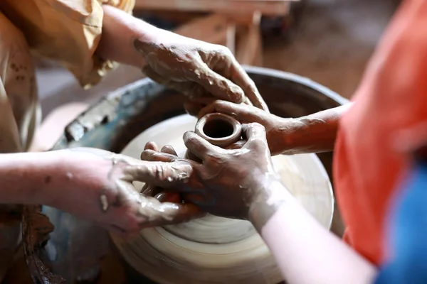 Boy makes clay pot on potters wheel — Stock Photo, Image