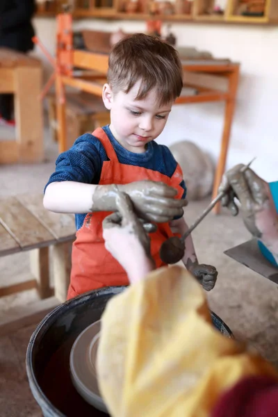 Child at potters wheel — Stock Photo, Image