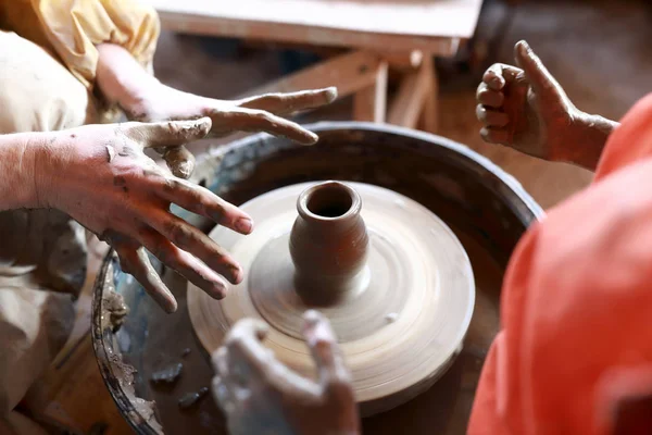 Enfant fait pot d'argile sur la roue des potiers — Photo