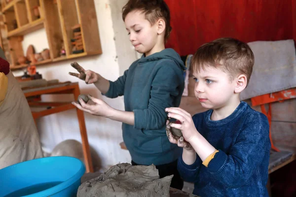 Children make clay crafts — Stock Photo, Image