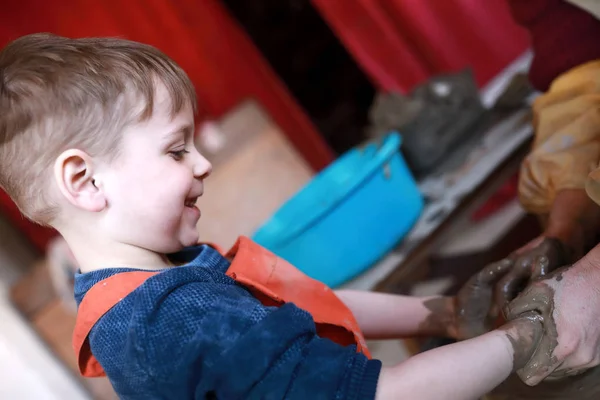 Happy child at potters wheel — Stock Photo, Image