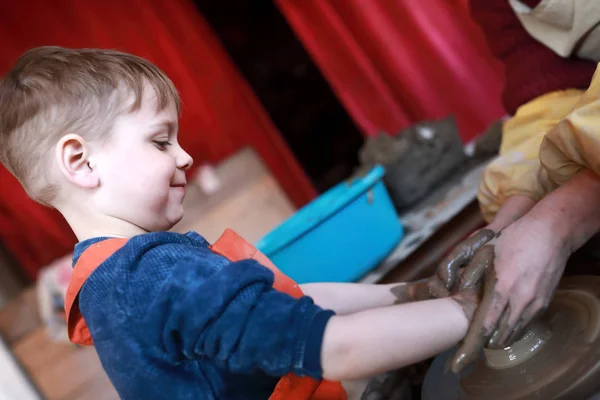 Happy kid at potters wheel — Stock Photo, Image