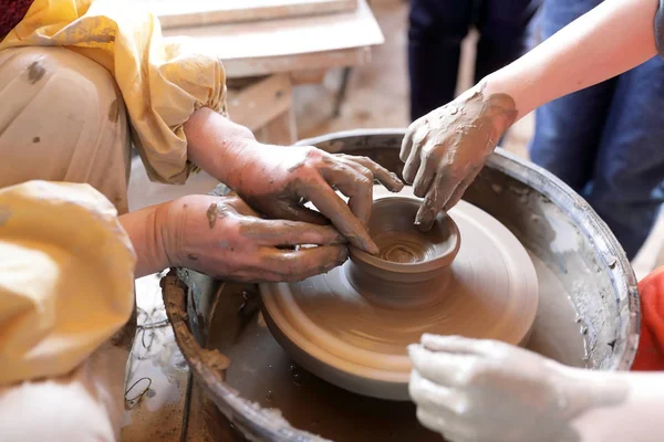 Potter teaches child to work — Stock Photo, Image