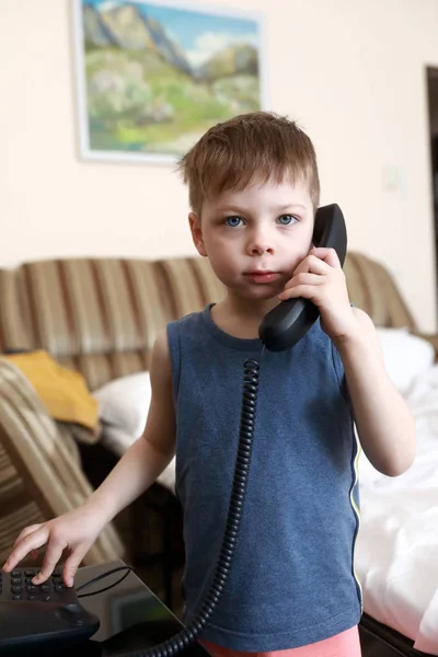 Boy dengan telepon meja — Stok Foto