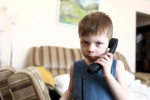 Bambino con telefono da scrivania — Foto Stock