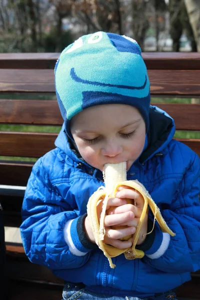 Дитина їсть банан — стокове фото