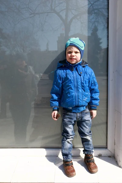 Bambino in piedi sulla marea finestra — Foto Stock