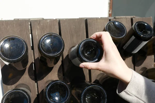 Persona che tocca bottiglia di vino — Foto Stock