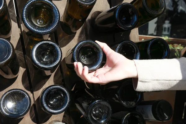 Person mit leerer Weinflasche — Stockfoto