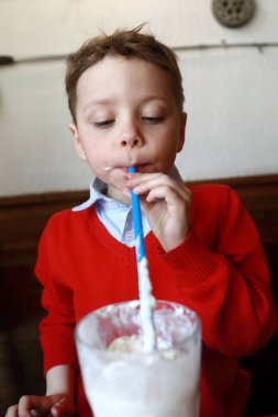 Çocuk içme milkshake